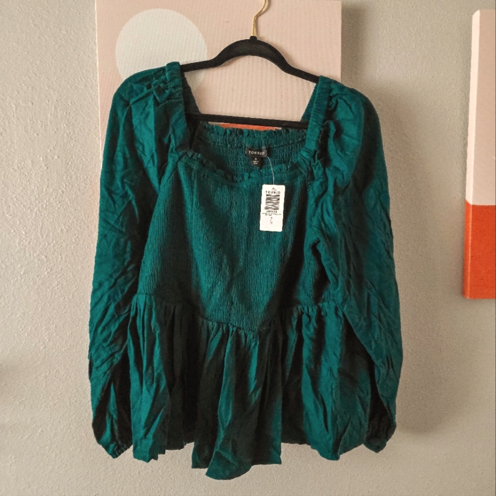 Size 0 / L / 12 Torrid Emerald Green smocked peplum top